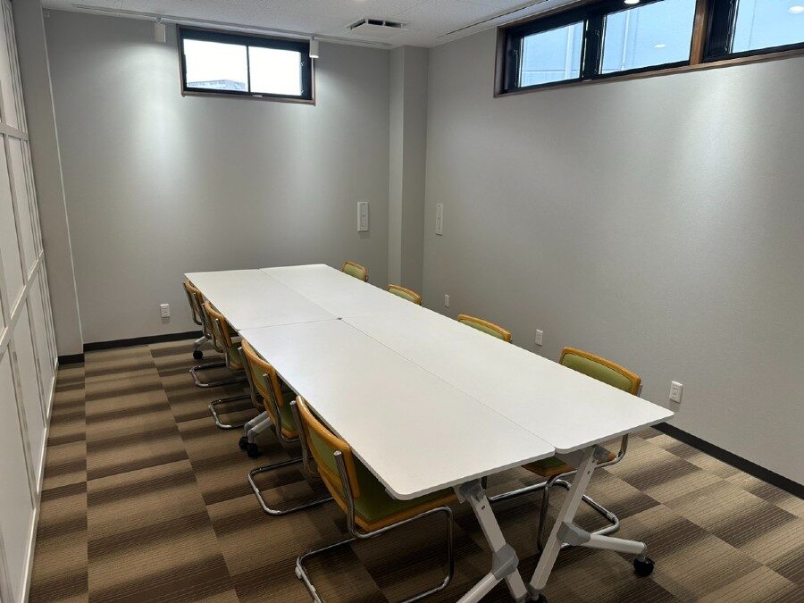 折りたたみ式テーブルとスタッキング可能なチェアでレイアウトを変えて面接やワークショップの会場としても利用可能な会議室