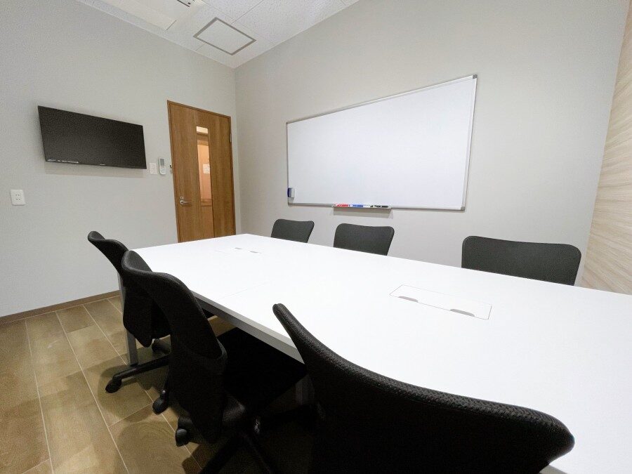 会議室にはモニターやホワイトボード完備！集中して会議・打ち合わせできる環境をご提供