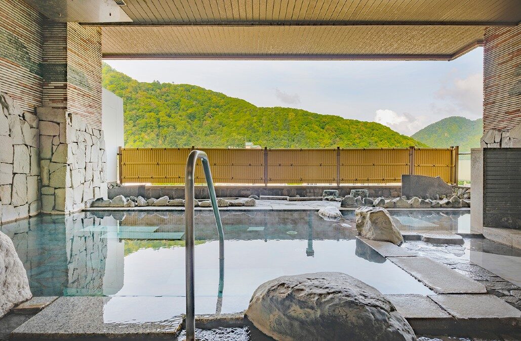 約450平米の広々とした大浴場「美泉」の露天風呂