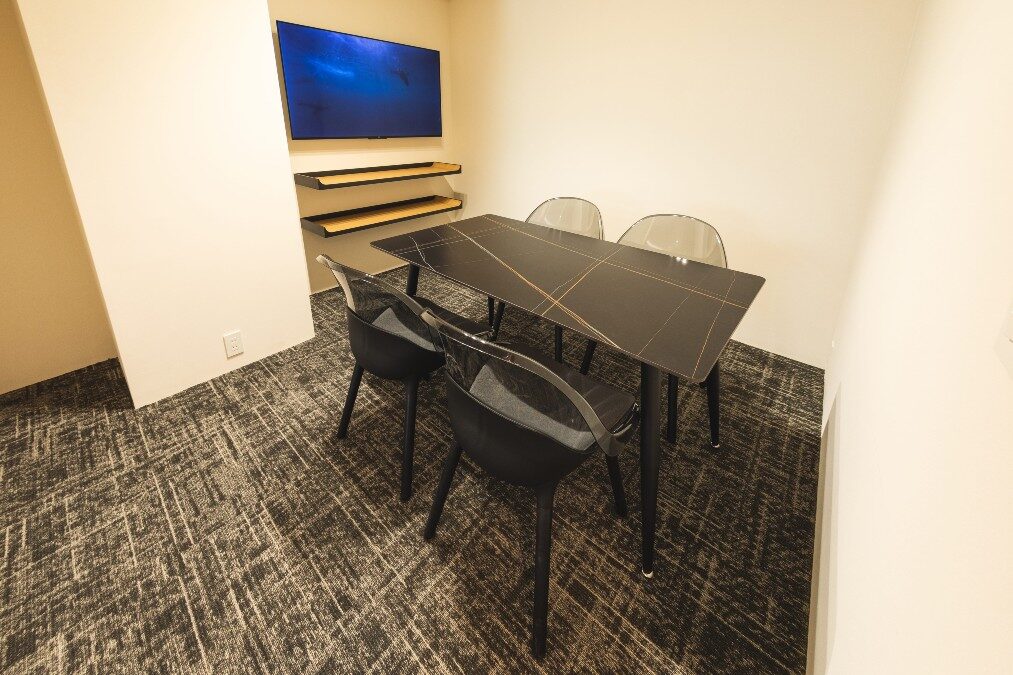 会議室も完備。洗練された空間は、仲間とのアイデア出しを促進させます。