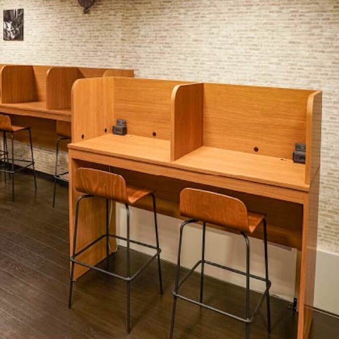 アクセアカフェでは電源完備の様々なタイプの席をご利用いただけます。