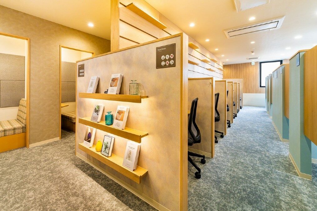 【堺東駅徒歩4分のシェアオフィス】フリーアドレスで使えるコワーキングスペースの他、鍵付き・完全個室型のレンタルオフィスを設けたシェアオフィス