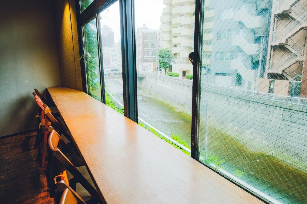 ２階の窓際カウンター席からは神田川の眺め