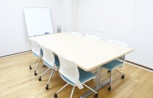 【会議スペース】会議や商談に使用できるよう、他のスペースからは隔離された空間