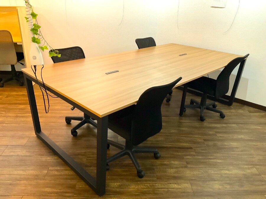 4名掛けのテーブルは休憩や食事スペースとしても利用可能。書類を広げて行う事務作業の場所としても最適。