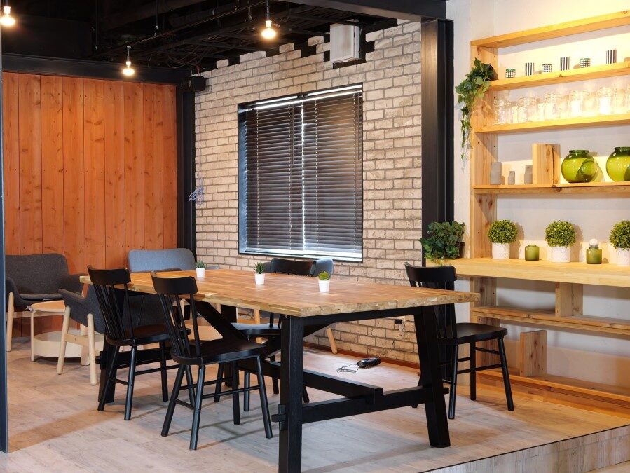 １階のカフェラウンジ〜カフェとコワーキングのハイブリットスペース