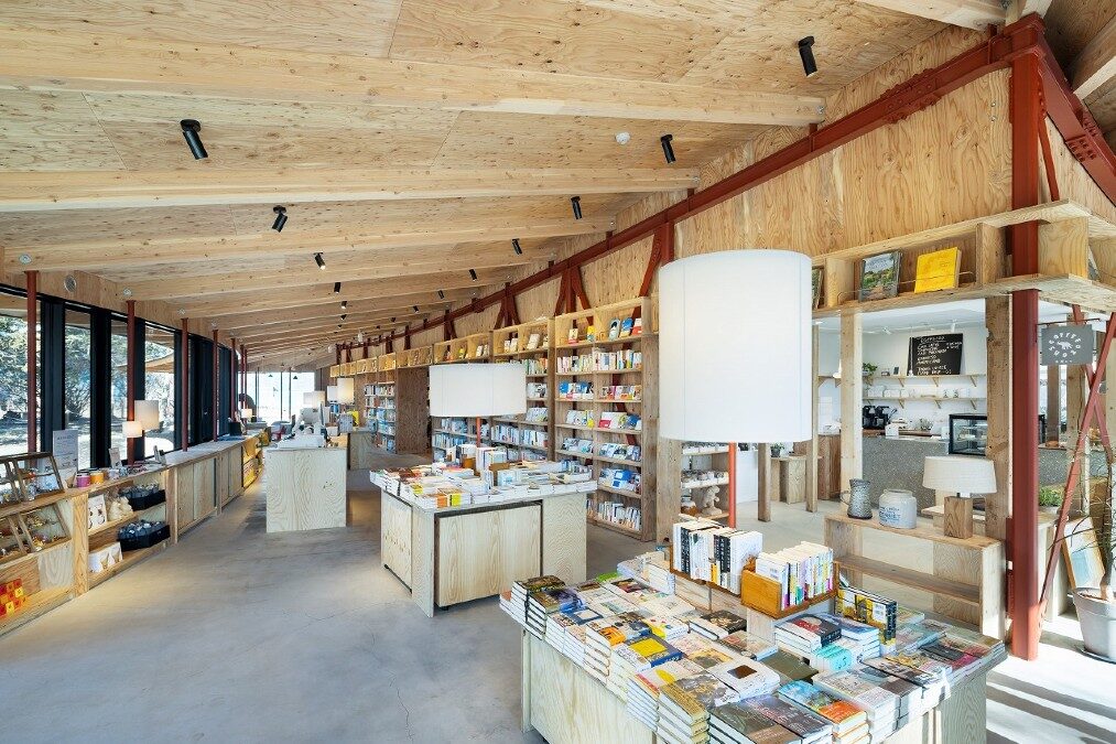 コワーキングスペースも備えたBOOK ＆ CAFE「軽井沢書店 中軽井沢店」