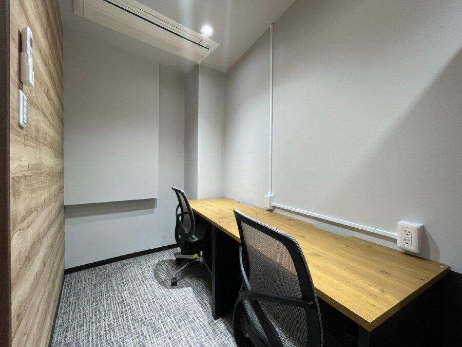 シェアオフィスとしても利用可能な2~3名用の完全個室