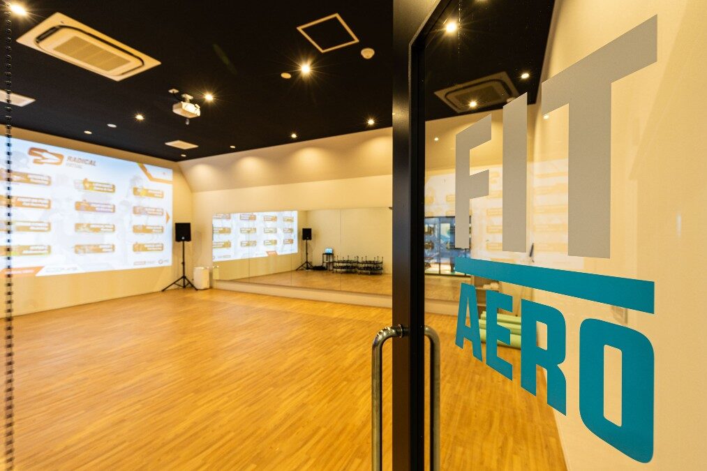 大画面の映像と音で、ダンス・ヨガ等のバーチャルレッスンができるフィットネススタジオ「FIT-AERO」や対面レッスンも利用できます。